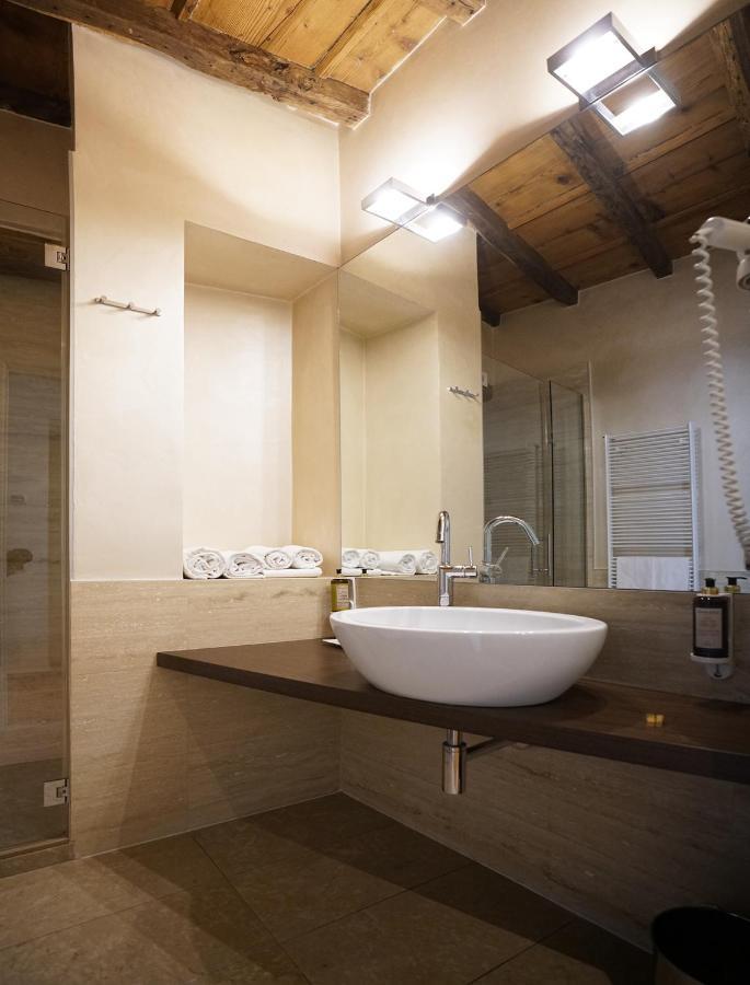 Il Portico - 1711 Luxury Guest House Arlate ภายนอก รูปภาพ