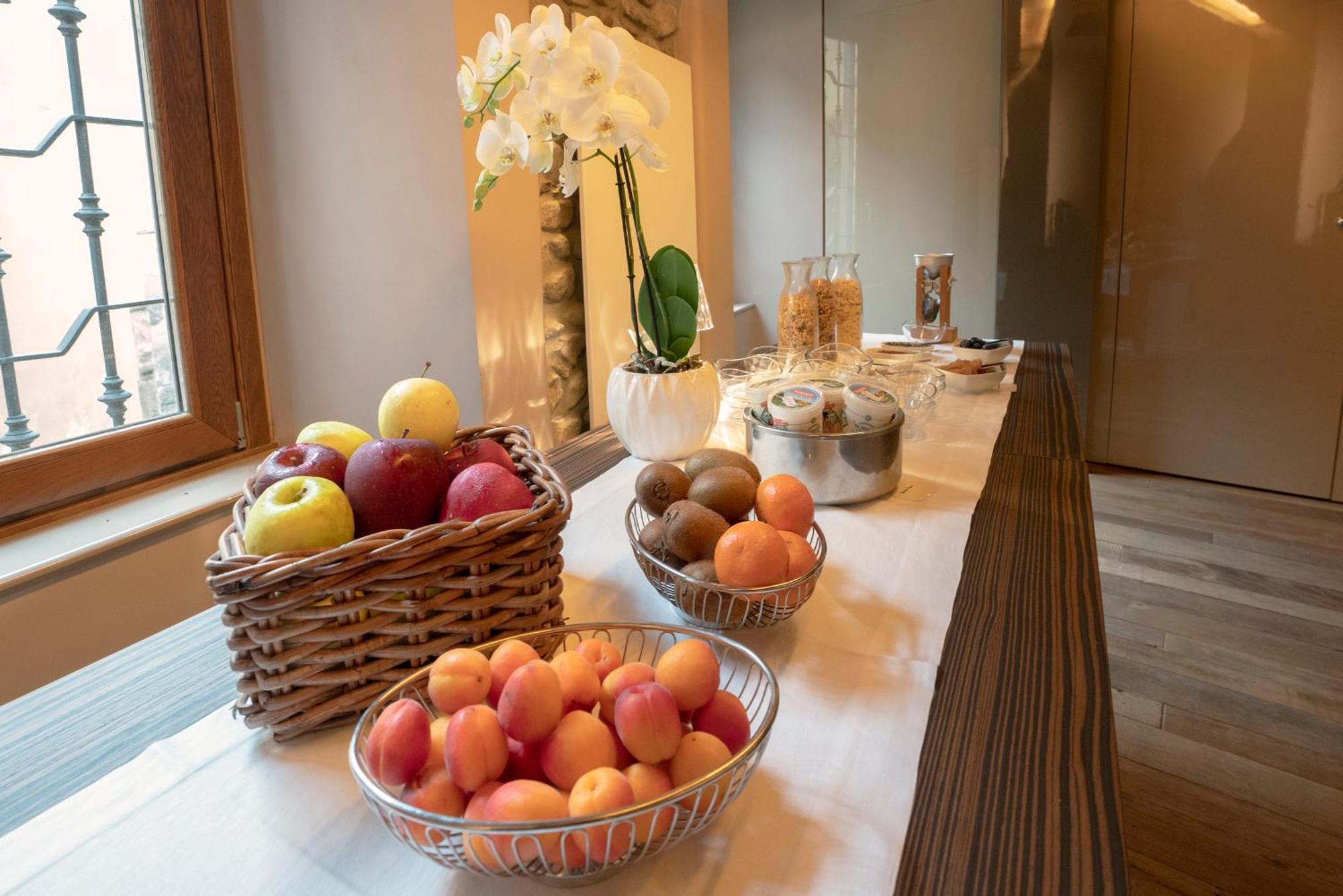 Il Portico - 1711 Luxury Guest House Arlate ภายนอก รูปภาพ